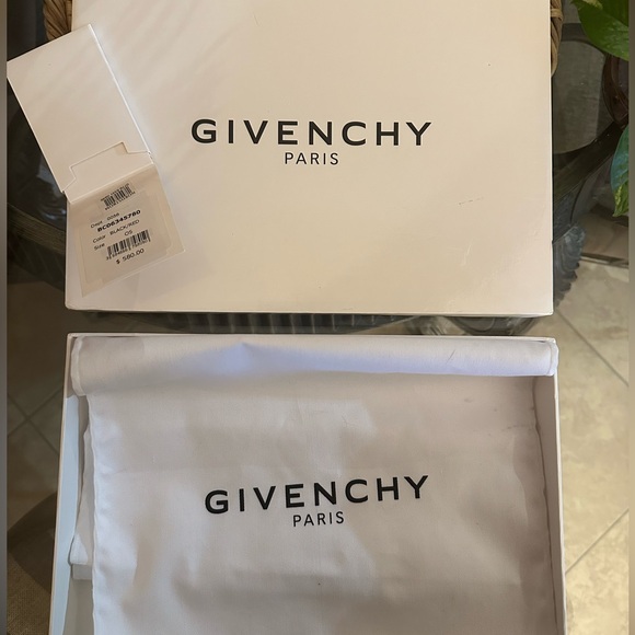 Givenchy LOVE pouch - Picture 3 of 4